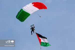 اهتزاز پرچم فلسطین توسط چتربازان بر فراز شهر تهران