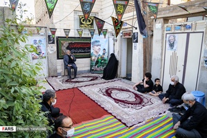 برگزاری روضه در مقابل درب منزل شهید  بسیجی حسین مالکی‌نژاد  با مداحی حاج علی مالکی‌نژاد