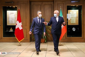 محمدجواد ظریف، در حین همراهی ایگنازیو کاسیس وزیر خارجه سوئیس از عکاسان می‌خواهد فاصله اجتماعی مناسب را رعایت کنند.