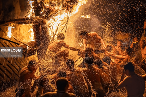 برنده بخش سفر | ژاپن/ این عکس جشنواره آباره  را نشان می‌دهد؛ آیینی که در آن مردان با مشعل‌های شعله‌ور به رودخانه می‌پرند.