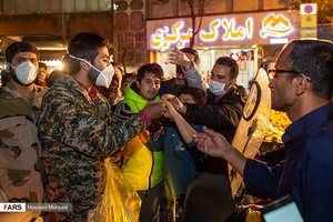 پخش ماسک توسط بسیجیان جنوب شهر تهران