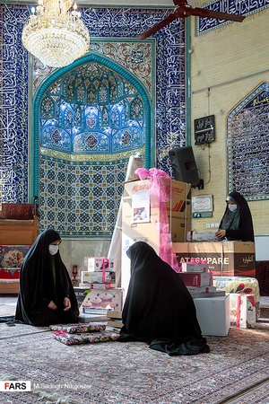 چینش اقلام جهیزیه در مسجد چهارده معصوم جهت آماده سازی و  ارسال به نوعروسان نیازمند توسط بسیجیان جهادگر