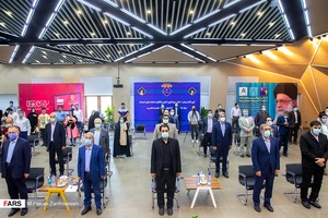 خواندن سرود جمهوری اسلامی در ابتدای مراسم رونمایی از سامانه جامع بنیاد15 خرداد و آغاز درمان 10 هزار زوج نابارور