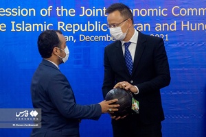 اهدای توپ نمادین  فرانس پوشکاش توسط پیتر سیارتو وزیر امور خارجه و تجارت مجارستان به  احسان خاندوزی وزیر اقتصاد و دارایی  