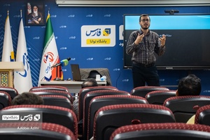 محمد رستم پور مدرس "شبکه شناسی و دیتا ماینینگ" در حال تدریس مباحث در رویداد "کنشگری توئیکس" است