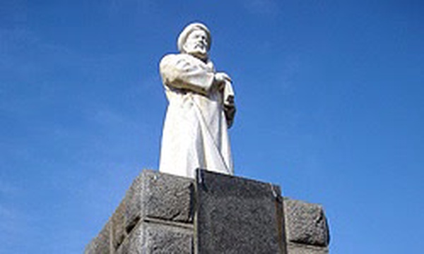 تندیس بوعلی سینا - همدان