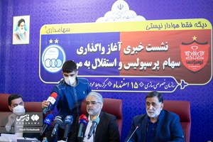 مصطفی آجورلو مدیر عامل استقلال  ،حسین قربانزاده  رئیس سازمان خصوصی‌سازی و میثم فدایی مدیرعامل فرابورس درنشست خبری واگذاری سهام پرسپولیس و استقلال به مردم