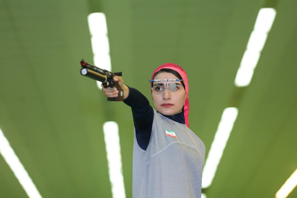 هانیه رستمیان تپانچه
