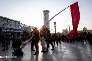 بر افراشته شدن پرچم بزرگ سرخ عزا درمراسم خیمه سوزان غروب عاشورا در میدان امام حسین(ع)