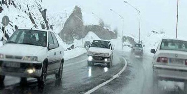 بارش باران و برف در محور‌های مواصلاتی فارس 