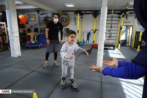 ماهان مروتی، ۵سال و نیمه، طیف متوسط اوتیسم، پیش فعال، یک ماهی می شود که برای آموزش اسکیت و توانبخشی ورزشی به باشگاه مهرآیین مراجعه می کند.