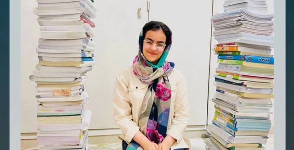 &zwnj;علی عادلی&zwnj; در فارس : "صبا معصوم&zwnj;نیا سماکوش دانش&zwnj;آموز مدرسه فرزانگان ۱  ناحیه ۲ بندرعباس که پدرش نیز از افسران نیروی دریایی ارتش جمهوری اسلامی است،  موفق به کسب رتبه نخست کنکور
