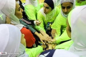 صحبت های  کاپیتان تیم شهید شاملی کازرون با هم تیمی هایش در فینال لیگ برتر هندبال زنان