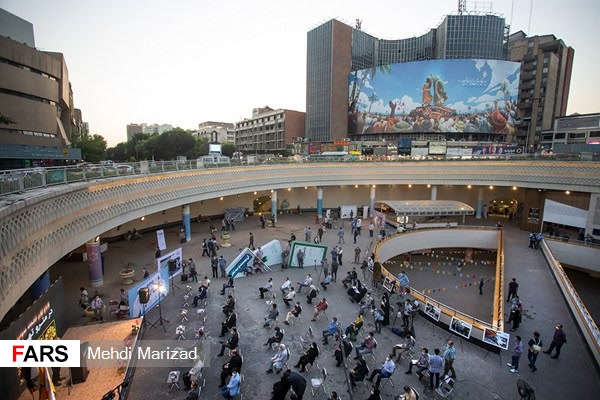 مراسم افتتاح اولین کتابخانه عمومی در ایوان انتظار مترو ولیعصر 