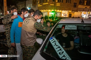 پخش ماسک توسط بسیجیان جنوب شهر تهران