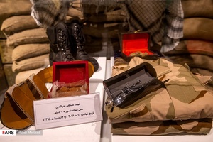 لباس رزم، عینک، خاک محل شهادت، تسبیح،مُهر و انگشترشهید سیدمصطفی بدرالدین ملقب به سید ذوالفقار در موزه و سراسر نمای مقاومت سردار شهید سپهبد حاج قاسم سلیمانی