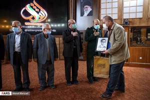 تجلیل از خانواده شهدا در مراسم افتتاح شبکه رادیویی انقلاب در استودیو شماره یک ساختمان شهدای رادیو