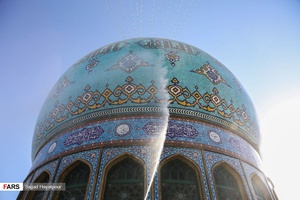  شستشوی گنبد  توسط خادمان و نیرو های آتش نشانی به مناسبت سالروز ساخت مسجد مقدس جمکران