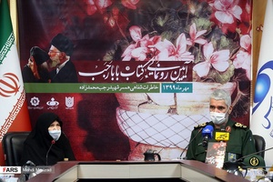 سردار علی فضلی جانشین معاونت هماهنگ کننده سپاه پاسداران انقلاب اسلامی و طوبی زرندی همسر شهید بابا رجب محمدزاده در مراسم رونمایی از کتاب بابا رجب 