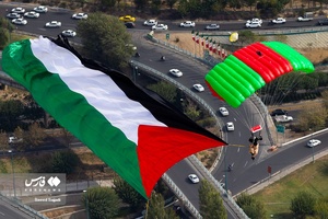 اهتزاز پرچم فلسطین توسط چتربازان بر فراز شهر تهران
