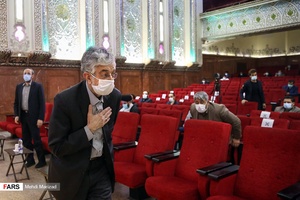ابراز احترام غلامعلی حدادعادل عضو مجمع تشخیص مصلحت نظام به اعضای جمعیت پیشرفت و عدالت ایران قبل از آغاز سخنرانی در چهارمین مجمع عمومی 