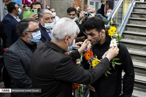 استقبال سجادی وزیر ورزش و جوانان از حسن یزدانی دارنده مدل طلای قهرمانی جهان در فرودگاه  امام خمینی (ره)