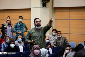 اعتراض یکی از دانشجویان هنگام خروج عبدالناصر همتی نامزدسیزدهمین انتخابات ریاست جمهوری به دلیل پاسخ ندادن به سوالات برخی از دانشجویان