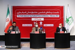 از راست: محسن حموله دبیر جشنواره و محمد رضا کریمی صارمی رئیس جشنواره و حامد رهنما مدیرکل روابط عمومی کانون در نشست خبری ششمین جشنواره ملی اسباب بازی