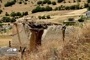 خانه‌های چوبی و سنگین روستایی که وزن زیادشان نسبت به حجم و عدم اتصال میان سقف و دیوارها آنها را ناایمن کرده بود.