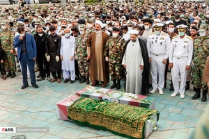 پیکر مطهر دو شهید ناوچه کنارک در زاهدان تشییع شدند