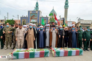 اقامه ی نماز میت بر پیکر این دو شهید
