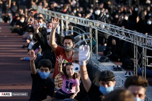 لبیک گویی عزاداران حسینی درمراسم خیمه سوزان غروب عاشورا در میدان امام حسین(ع)