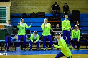 واکنش نیمکت نشینان تیم شهید شاملی کازرون به از دست دادن موقعیت گل هم تیمی هایشان در فینال لیگ برتر هندبال زنان