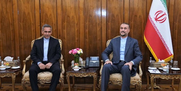 امیرعبداللهیان و یادگاری سفیر ایران در قرقیزستان