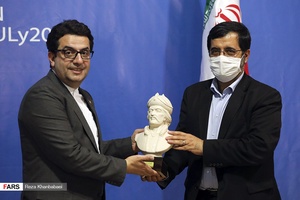 اهدای  سردیس شاه اسماعیل صفوی توسط  اکبر بهنامجو استاندار اردبیل به سیدعباس موسوی سخنگوی وزارت  امور خارجه 