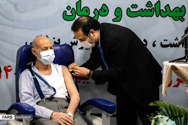 تزریق اولین دز از واکسن توسط دکتر رئیسی معاون وزیر بهداشت و درمان