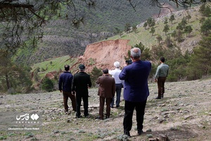 بازديد مسؤولان شهرستان چالوس از محل وقوع رانش زمين 