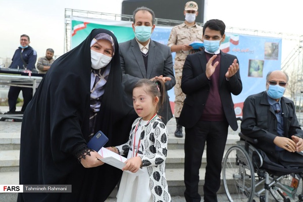 آتنا بدری، سندروم داون که با ۶سال سن، کوچکترین شرکت کننده پارالمپیاد ورزشی مجازی در رشته دوچرخه سواری بود، جایزه خود را از دست خانم مهرورز نایب رئیس هیات ورزشهای جانبازان و معلولین استان تهران می گیرد.