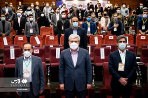 ادای احترام حاضران در مراسم افتتاحیه دومین کنگره و نمایشگاه بین‌المللی ایران بایو هنگام پخش سرود ملی 