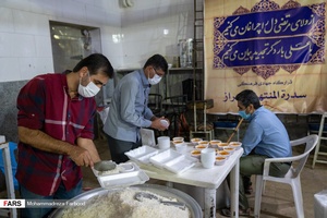 آماده سازی غذا توسط اعضای گروه جهادی سدرة المنتهی برای توزیع در میان نیازمندان در شیراز