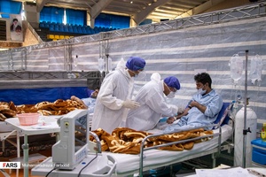 پرستار در حال رگ گیری برای گرفتن نمونه خون از بیمار مبتلا به کرونا. بیمارستان پشتیبان بیماران کووید ۱۹ شهید دستغیب شیراز
