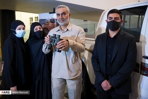 عکس یادگاری خانواده شهید سید مصطفی بدرالدین با تندیس سردار شهید سپهبد حاج قاسم سلیمانی در باغ موزه دفاع مقدس