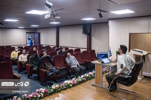 حسین صادقی مدرس "طنز پردازی" در حال تدریس مباحث برای شرکت کنندگان در رویداد "کنشگری توئیکس" است