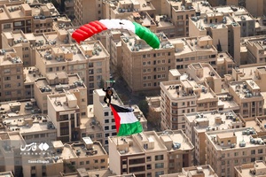 اهتزاز پرچم فلسطین توسط چتربازان بر فراز شهر تهران