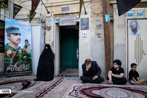 برگزاری روضه در مقابل درب منزل شهید  بسیجی حسین مالکی‌نژاد با حضور مادر شهید  با مداحی حاج علی مالکی‌نژاد