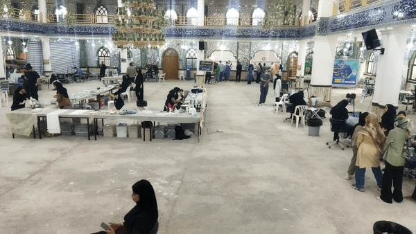 رویش لبخند در رواق مسجد