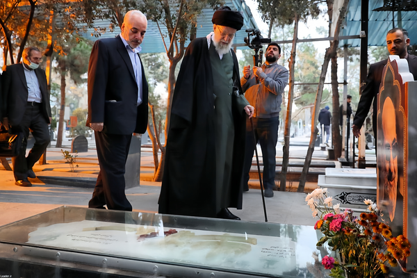 حضور رهبر معظم انقلاب بر سر مزار ابوجواد