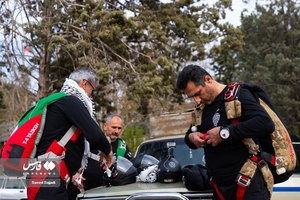آماده‌سازی چتر پیش از عزیمت جهت پرش از بالگرد