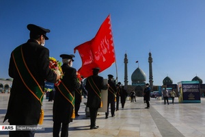 مراسم تعویض پرچم توسط خادمان  به مناسبت سالروز ساخت بنای مسجد جمکران