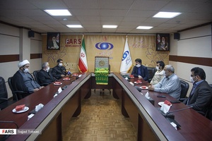نشست عباس درویش توانگر قائم مقام خبرگزاری فارس با اعضای کاروان «زیر سایه خورشید» در خبرگزاری فارس